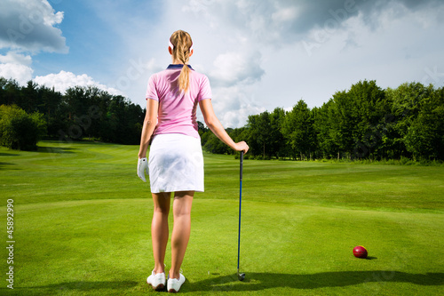 Board z aluminiowym obramowaniem Młody golfista na polu golfowym