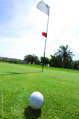 Board z aluminiowym obramowaniem Piłka golfowa na kursie