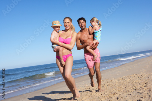 Plakat na papierze fotorealistycznym Rodzina zabawy na plaży