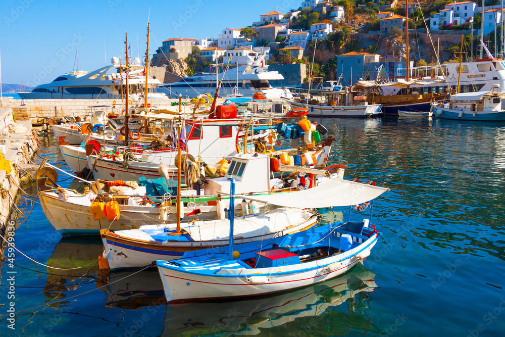 Fishing boats in Greek island Hydra Saronikos Gulf - obrazy, fototapety, plakaty 