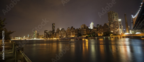 Plakat na papierze fotorealistycznym Nowy Jork nocą - środek Manhattanu