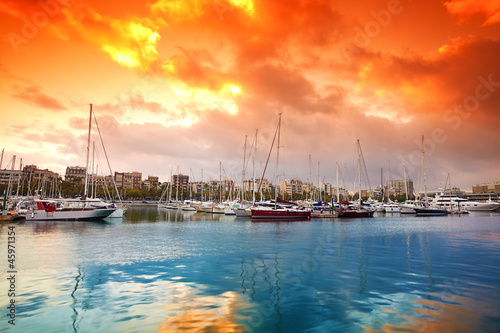 Fotoboard na płycie Port vell - marina w barcelonie. 