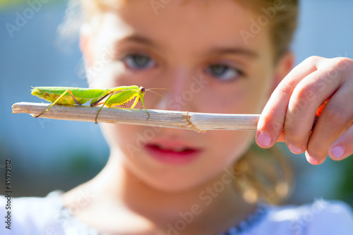 Fotomural naturalist biologist kid girl looking praying mantis