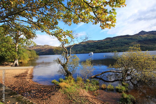 Board z aluminiowym obramowaniem Loch lomond w październiku, szkocja, wielka brytania