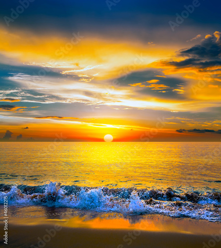 Naklejka na drzwi Colorful sunset over the sea