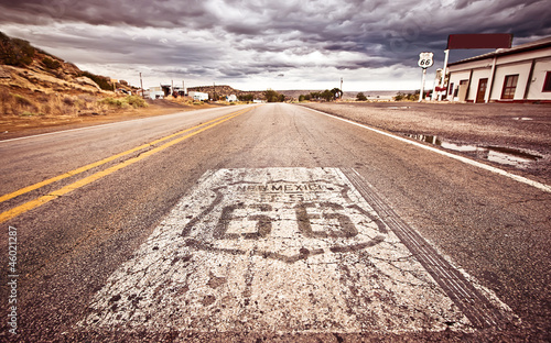 stara-tarcza-route-66-namalowana-na-drodze