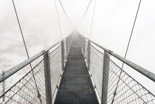 Naklejka most we mgle  metalowy-most-w-zasniezonych-austriackich-alpach