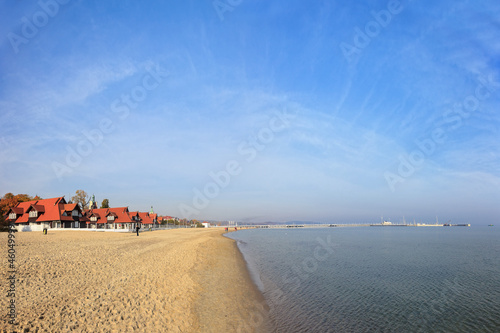 Obraz na płótnie canvas trzyczęściowy "tryptyk" Plaża na tle molo w sopocie, polska.