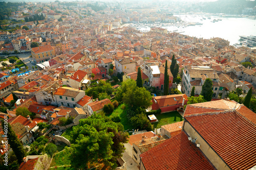 Board z aluminiowym obramowaniem Wybrzeżu Adriatyku od miasta rovinj, chorwacja
