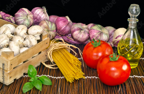 Board z aluminiowym obramowaniem Przygotowanie makaronu spaghetti z pomidorami, czosnkiem i oliwą
