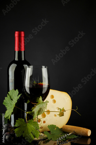 Tapeta ścienna Czerwone wino i ser na czarny