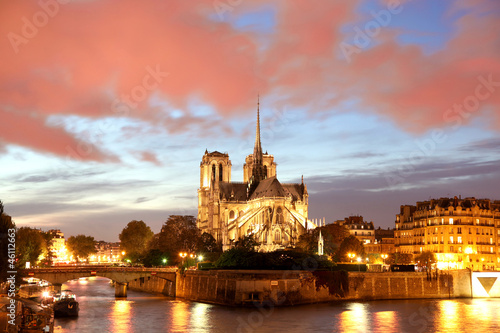 Board z aluminiowym obramowaniem Katedra Notre Dame w godzinach wieczornych, Paryż, Francja