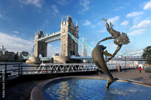 Plakat na papierze fotorealistycznym Sławny bridżowy wierza w London, England