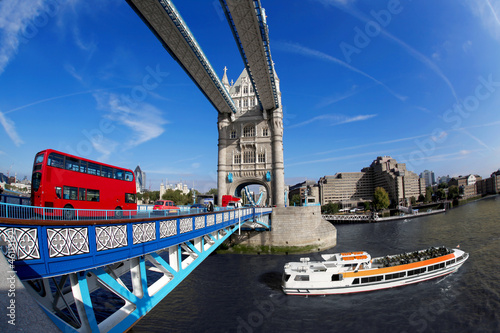 Plakat na papierze fotorealistycznym Sławny bridżowy wierza w London, England