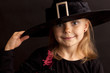 Dziewczynka w czarnym kapeluszu