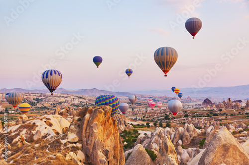 Dekoracja na wymiar  balon-na-ogrzane-powietrze-przelatujacy-nad-kapadocja-turcja