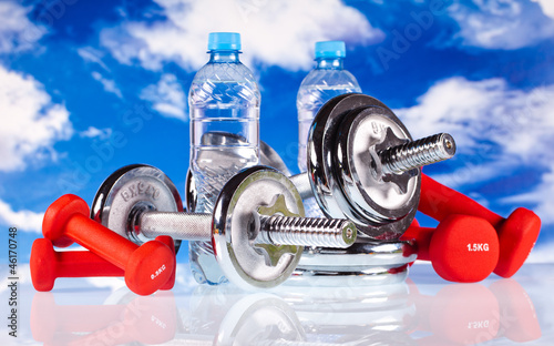 Board z aluminiowym obramowaniem Hantle fitness i wody na niebieskim tle nieba