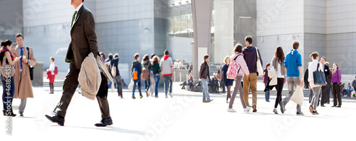 Foto-Doppelrollo - People walking against a light background. (von ARTENS)