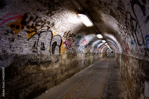 Obraz na płótnie canvas trzyczęściowy "tryptyk" Opuszczony tunel
