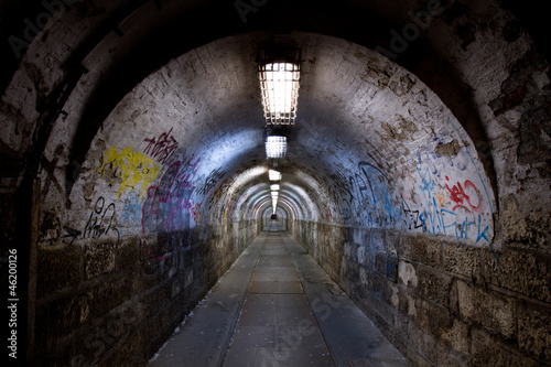 Obraz na płótnie canvas Opuszczony tunel