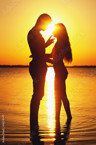 Foto-Kissen - Couple silhouette at the beach. Sunset light. (von pio3)
