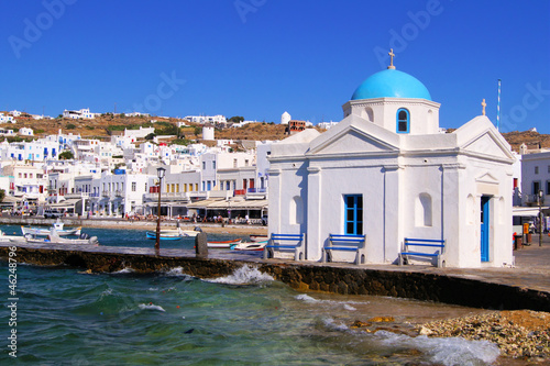 Plakat na papierze fotorealistycznym Widok z portu Mykonos z niebieskim dome kościoła, Grecja