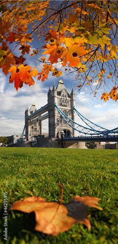 Plakat na papierze fotorealistycznym Tower Bridge z jesiennych liści w Londynie, Wielka Brytania