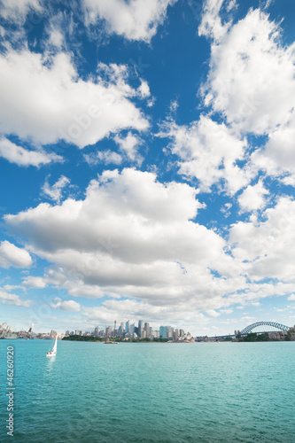 Obraz na płótnie canvas Chmury nad skyline sydney bardzo szerokokątne strzelanie