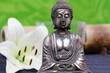 Buddhafigur mit Lilie