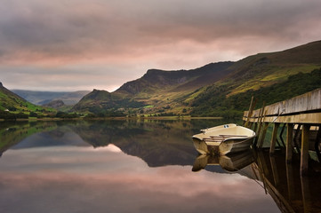 Wall Mural - Llyn Nantlle at sunrise looking towards mist shrouded Mount Snow