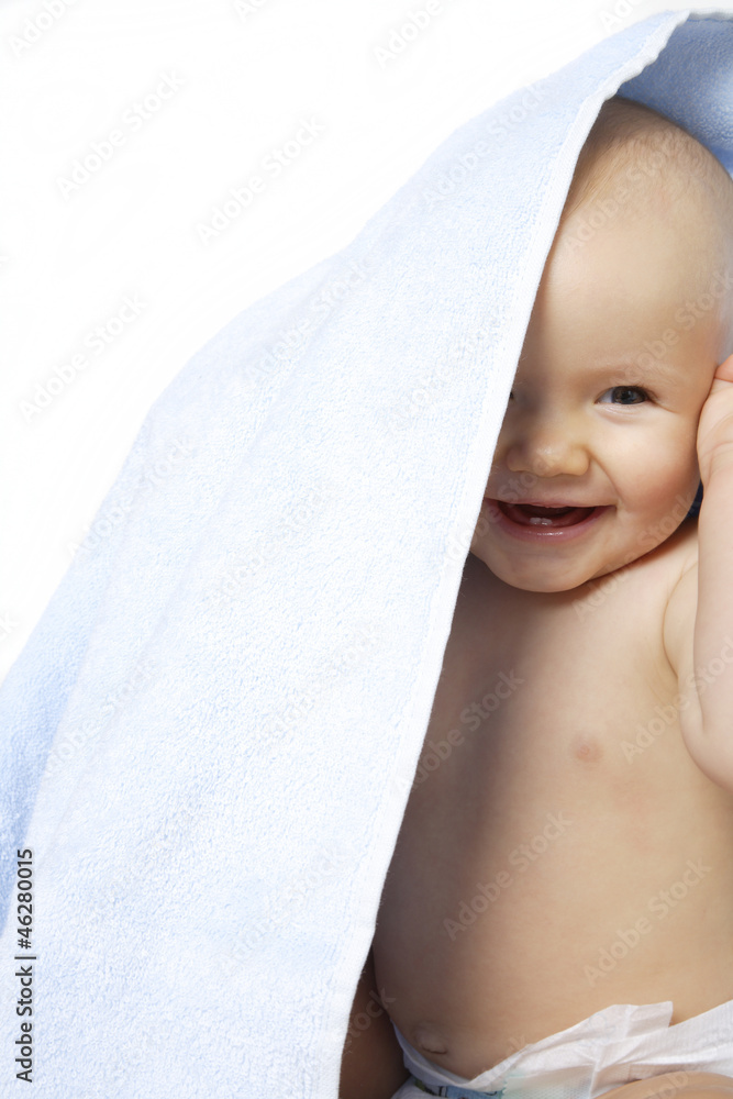 niemowle z ręcznikiem - obrazy, fototapety, plakaty 