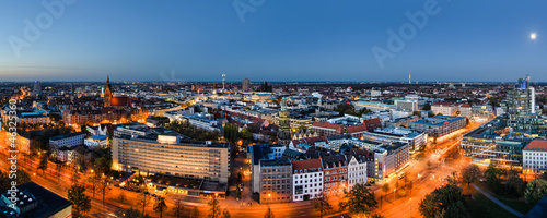 Board z aluminiowym obramowaniem Panorama hannover w niebieskiej godziny