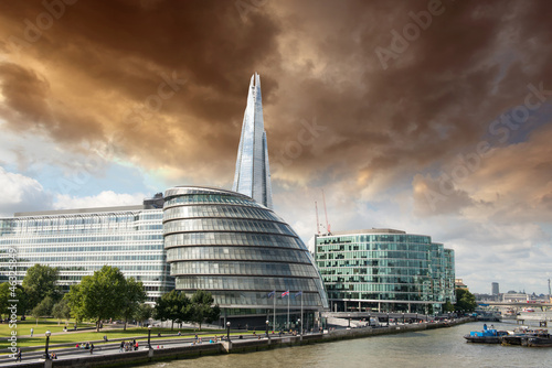 Plakat Nowy ratusz w Londynie z Tamizą, panoramiczny widok z Towe