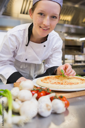 Fotoboard na płycie Uśmiechnięty szef kuchni dekorowanie pizzy