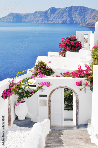 Board z aluminiowym obramowaniem Oia wieś na wyspie santorini, grecja