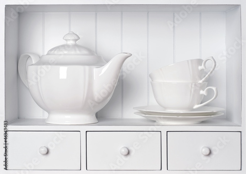 Board z aluminiowym obramowaniem Biała półka z zastawą porcelanową w stylu vintage