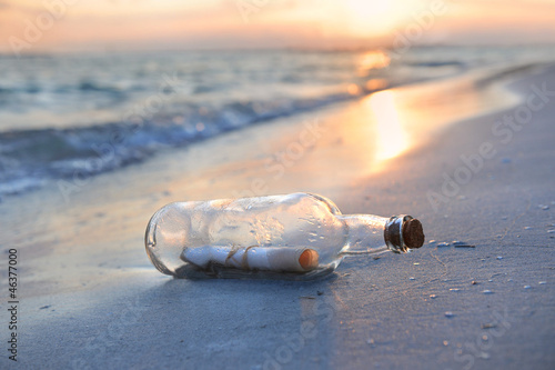 Fotografía Message in a Bottle at Sunset