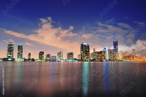 Plakat na papierze fotorealistycznym Scena nocna miami