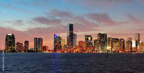 Plakat na papierze fotorealistycznym Scena nocna miami