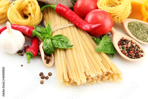 Tapeta ścienna Makaron spaghetti, warzywa i przyprawy, na białym tle