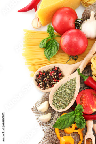 Tapeta ścienna Makaron spaghetti, warzywa i przyprawy, na białym tle