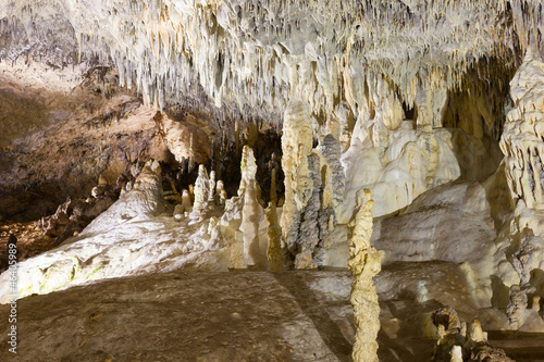 Board z aluminiowym obramowaniem Stalagmity i stalaktyty w jaskini