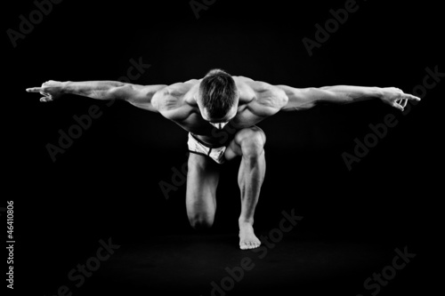 Naklejka dekoracyjna Athletic man posing