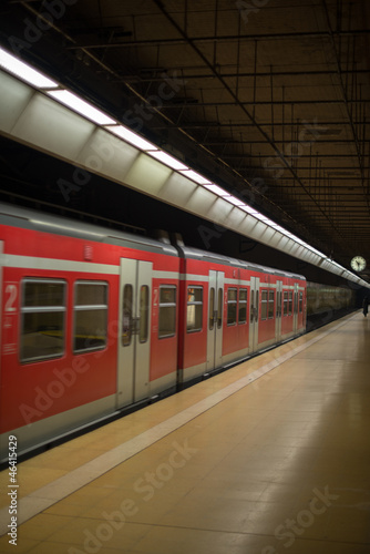 Board z aluminiowym obramowaniem Pociąg metra na peronie