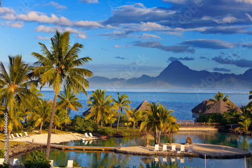 Cuadros en Lienzo Ocean at sunset. Polynesia. Tahiti...