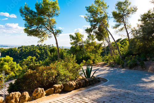 Fotoboard na płycie Ścieżka w Parc Guell zaprojektowane, Barcelona, ​​Hiszpania.