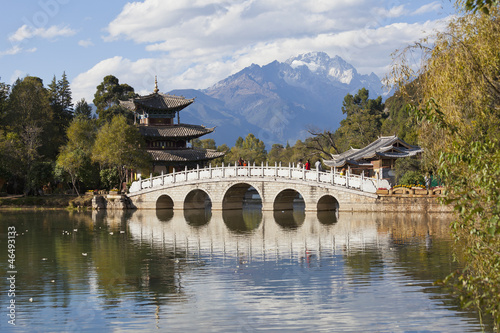 Board z aluminiowym obramowaniem Stare Miasto lijiang i Jade Dragon Snow Mountain w Chinach