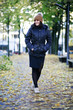 canvas print picture - junge Frau im herbstlichen Outfit beim Spaziergang