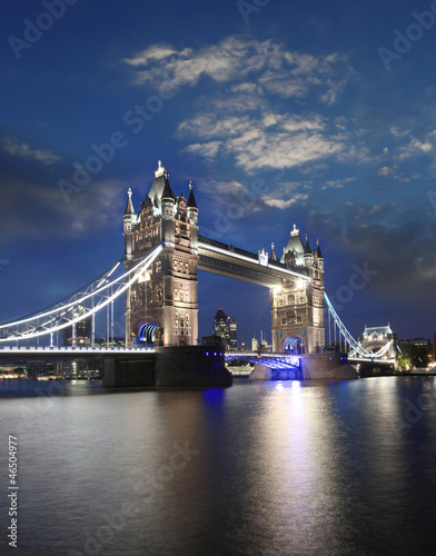 Plakat na papierze fotorealistycznym Tower Bridge w godzinach wieczornych, Londyn, Wielka Brytania