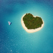 canvas print picture - Segel Yacht liegt vor Insel Herzform in Karibik